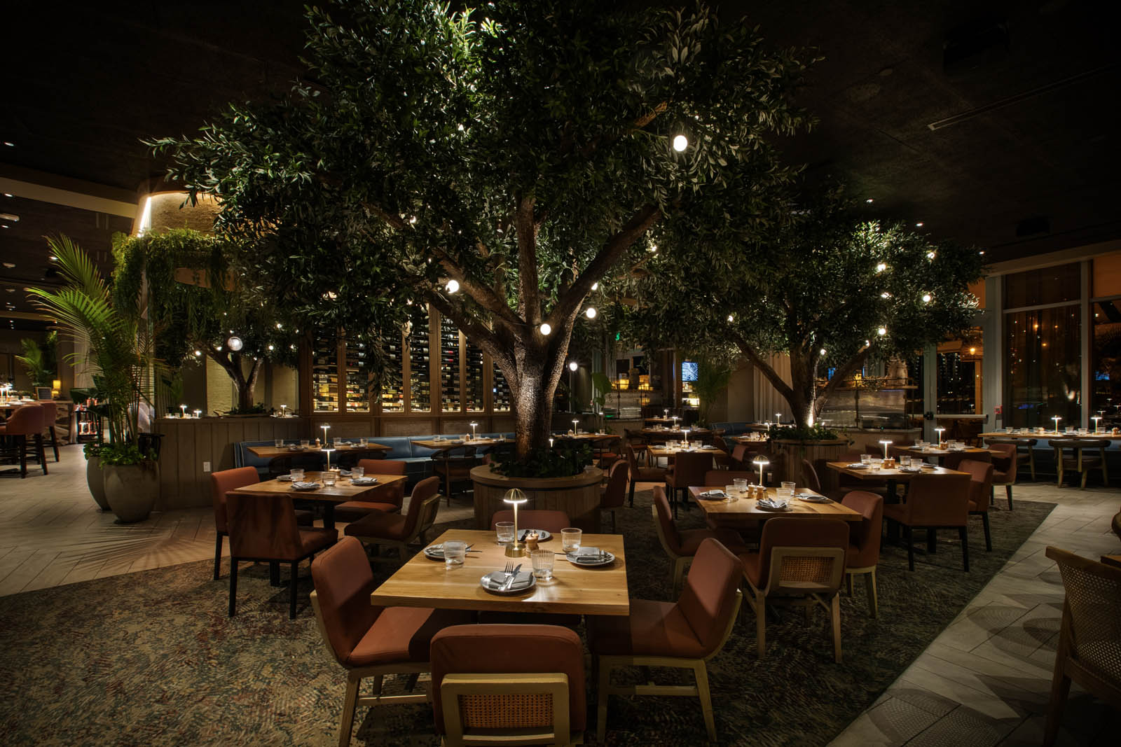 Cordless table lamps illuminating the beautiful Del Mar Restaurant in Fort Lauderdale